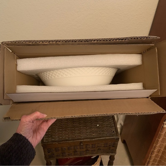 Mikasa Trellis White Flared Vegetable Serve Bowl - NIB - Picture 8 of 11